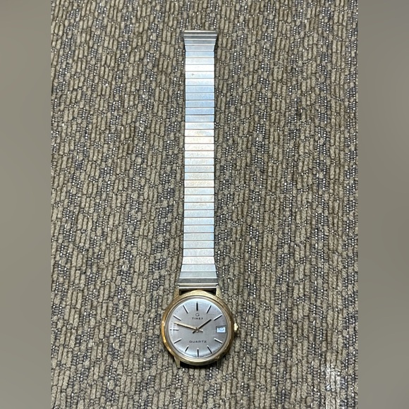 Vintage Timex Quartz Watch with Date Display - Picture 5 of 8
